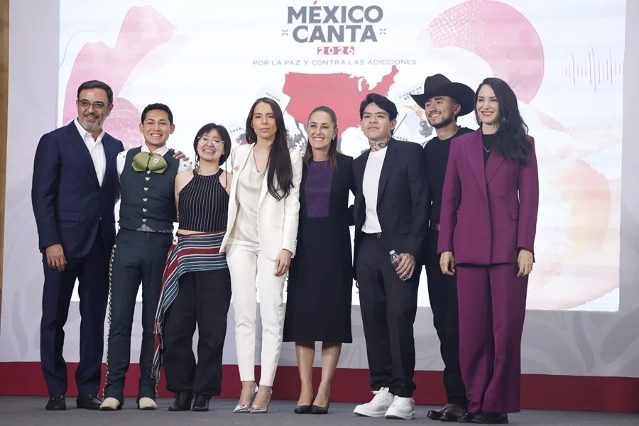 La presidenta de México Claudia Sheinbaum (4-d), el director de Consejo Mexicano de la Música, Miguel Ángel Trujillo (i), la cantautora mexicana Majo Aguilar (4-i), el cantante mexicano Junior H (3-d) y la secretaria de Cultura, Claudia Curiel de Icaza (d) posan en una rueda de prensa en el Palacio Nacional de la Ciudad de México (México). EFE/Sáshenka Gutiérrez