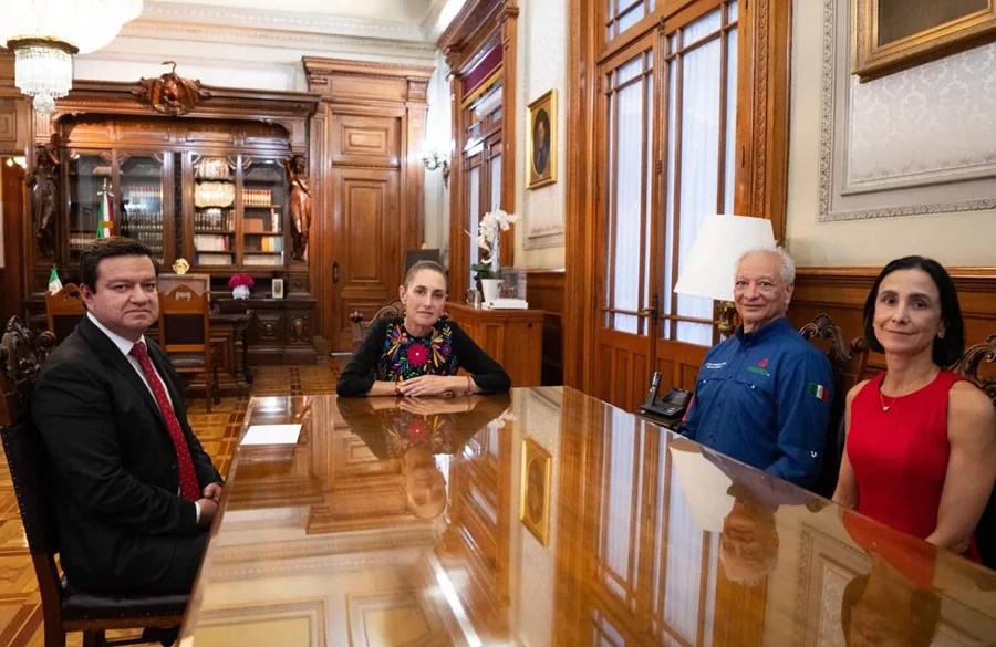 Fotografía cedida por la Presidencia de México de la mandataria mexicana, Claudia Sheinbaum (c), junto a Juan Carlos Carpio (i) nuevo director general de Petróleos Mexicanos (Pemex). EFE/ Presidencia de México