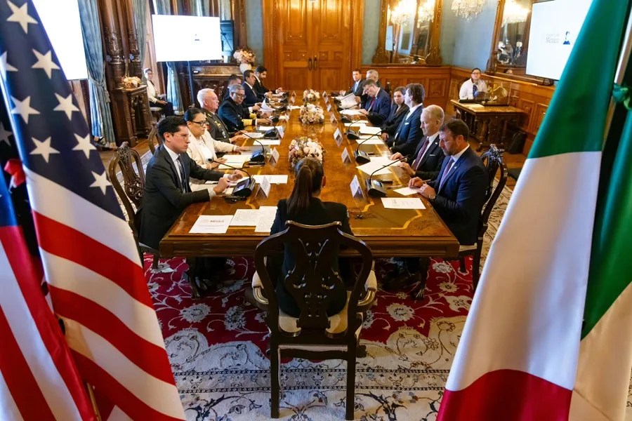 Fotografía cedida por la Presidencia de México de su mandataria Claudia Sheinbaum (c) y el secretario del Departamento de Seguridad Interior de Estados Unidos, Markwayne Mullin (d), durante una reunión en Ciudad de México. EFE/ Presidencia de México