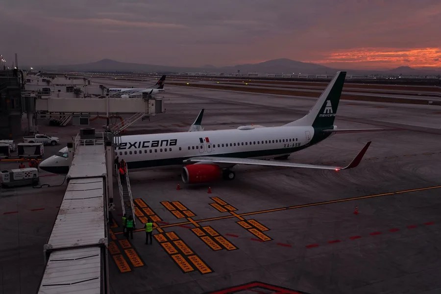 Fotografía de archivo de un avión de la aerolínea Mexicana de Aviación previo a su despegue hoy, en el aeropuerto internacional Felipe Ángeles, en el municipio de Zumpango (México). EFE/ Sáshenka Gutiérrez