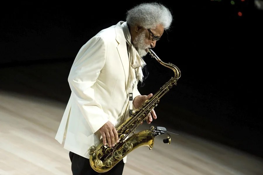 Fotografía de archivo del saxofonista estadounidense Sonny Rollins durante un concierto en Budapest, Hungría. EFE/Peter Kollanyi