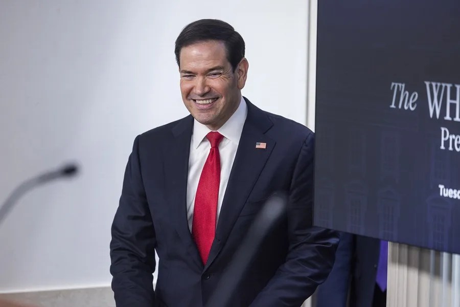 Marco Rubio niega que haya un mensaje detrás de su foto con la ropa de Maduro: "Él me copió"
