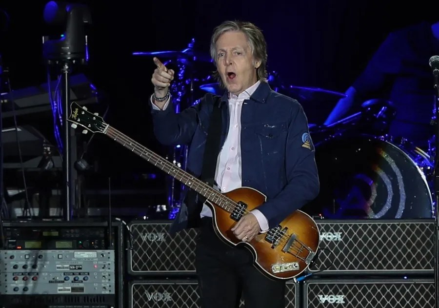El bajista de The Beatles, Paul McCartney.
