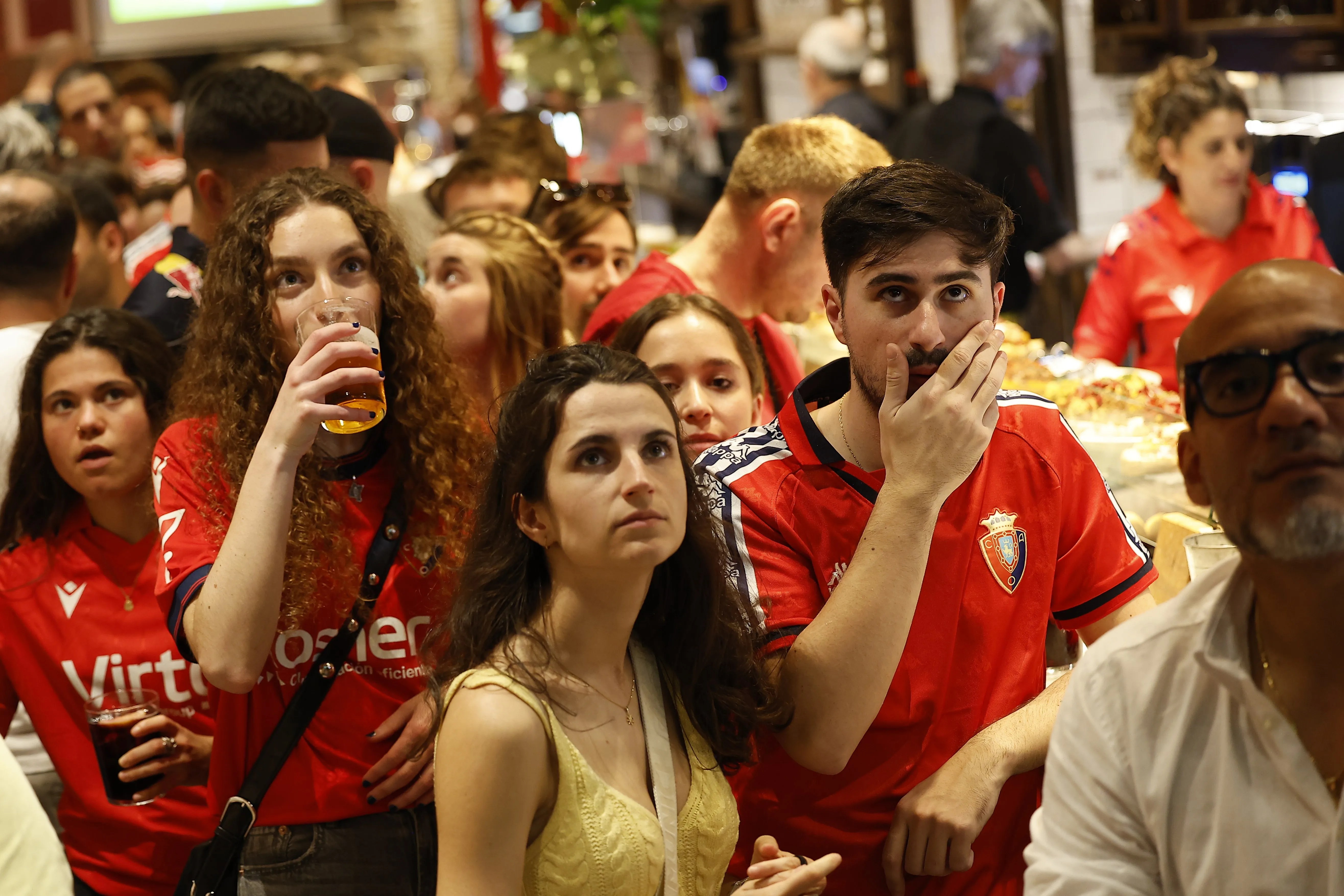 Imagen de seguidores de Osasuna en un bar del casco viejo de Pamplona en el que ven por televisión el último y decisivo partido de la liga