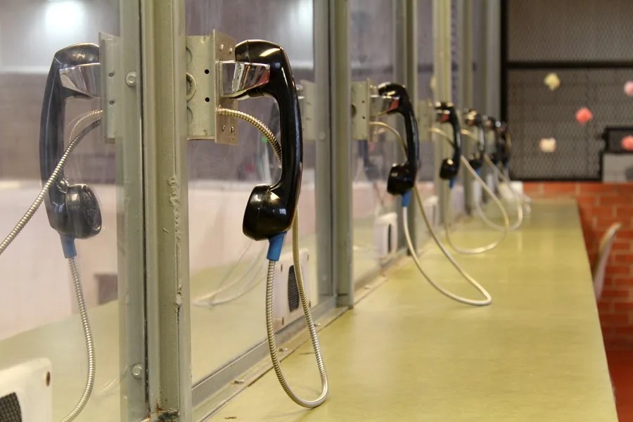Teléfonos de la sala de visitas a los presos en la cárcel de Mountain View