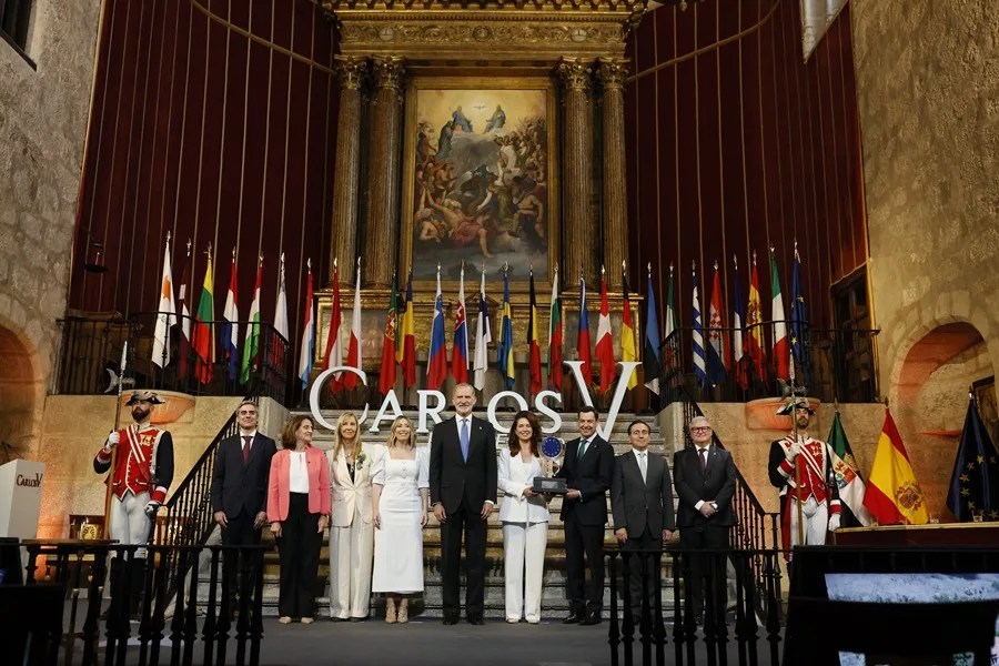 La presidenta del Comité Europeo de las Regiones (CDR), Kata Tütto (c) sostiene el Premio Carlos V al Comité de las Regiones de la UE