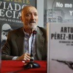 Arturo Pérez-Reverte presenta este miércoles su exposición 'Fotografías de guerra' (1974-1985) y el libro 'Enviado especial' (Alfaguara), una "biografía de guerra" que reúne crónicas y reportajes.
