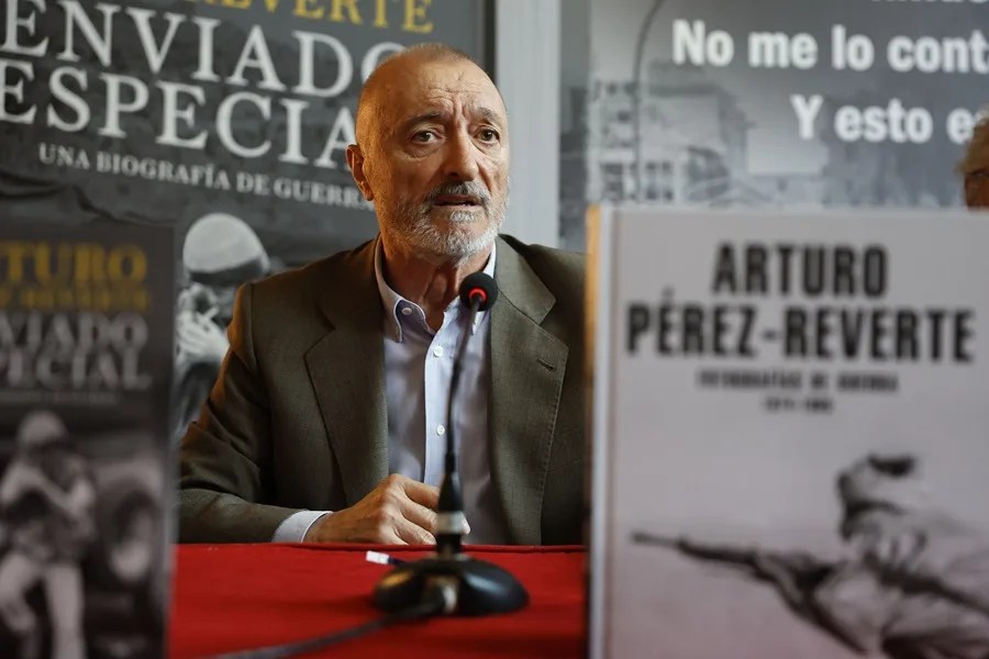 Arturo Pérez-Reverte presenta este miércoles su exposición 'Fotografías de guerra' (1974-1985) y el libro 'Enviado especial' (Alfaguara), una "biografía de guerra" que reúne crónicas y reportajes.