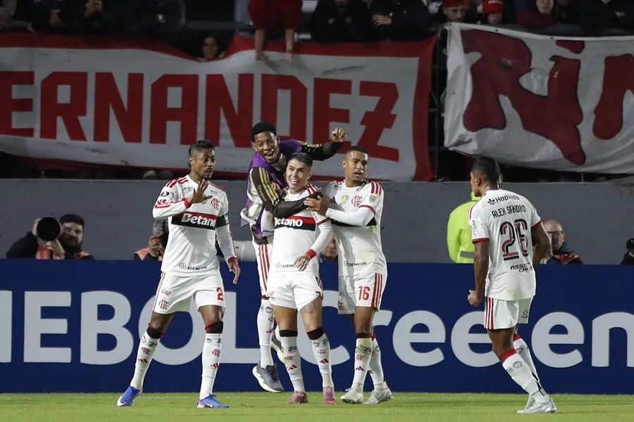 Flamengo presiona a Palmeiras en la pelea por el liderato de la liga brasileña