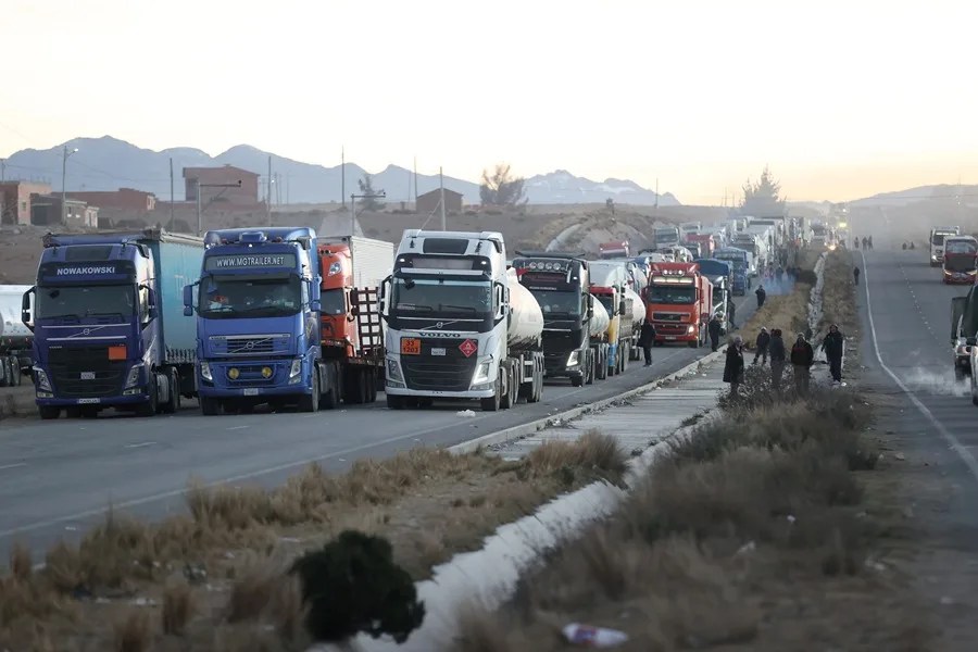 Un ministro de Bolivia denuncia que la caravana de desbloqueo de una carretera fue emboscada
