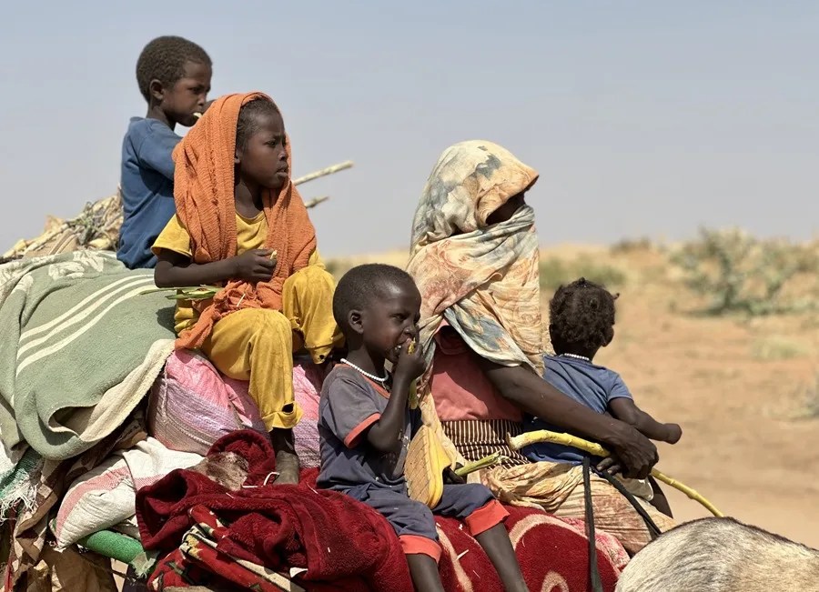 En la imagen de archivo tomada en abril de 2025, desplazados sudaneses avanzan desde el campamento de Zamzam camp hasta Tawila Camps.