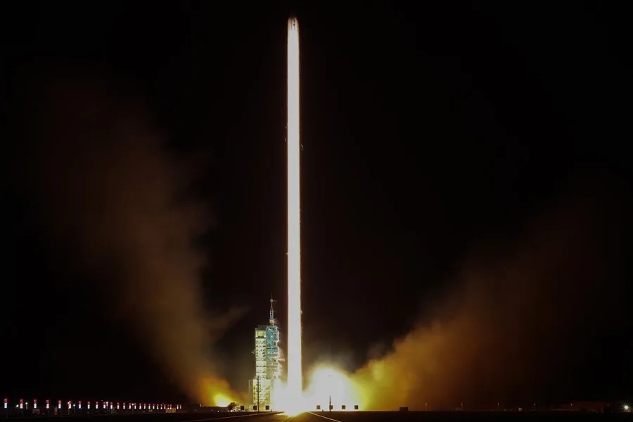 La misión espacial Shenzhou-21, transportada por el cohete Larga Marcha 2