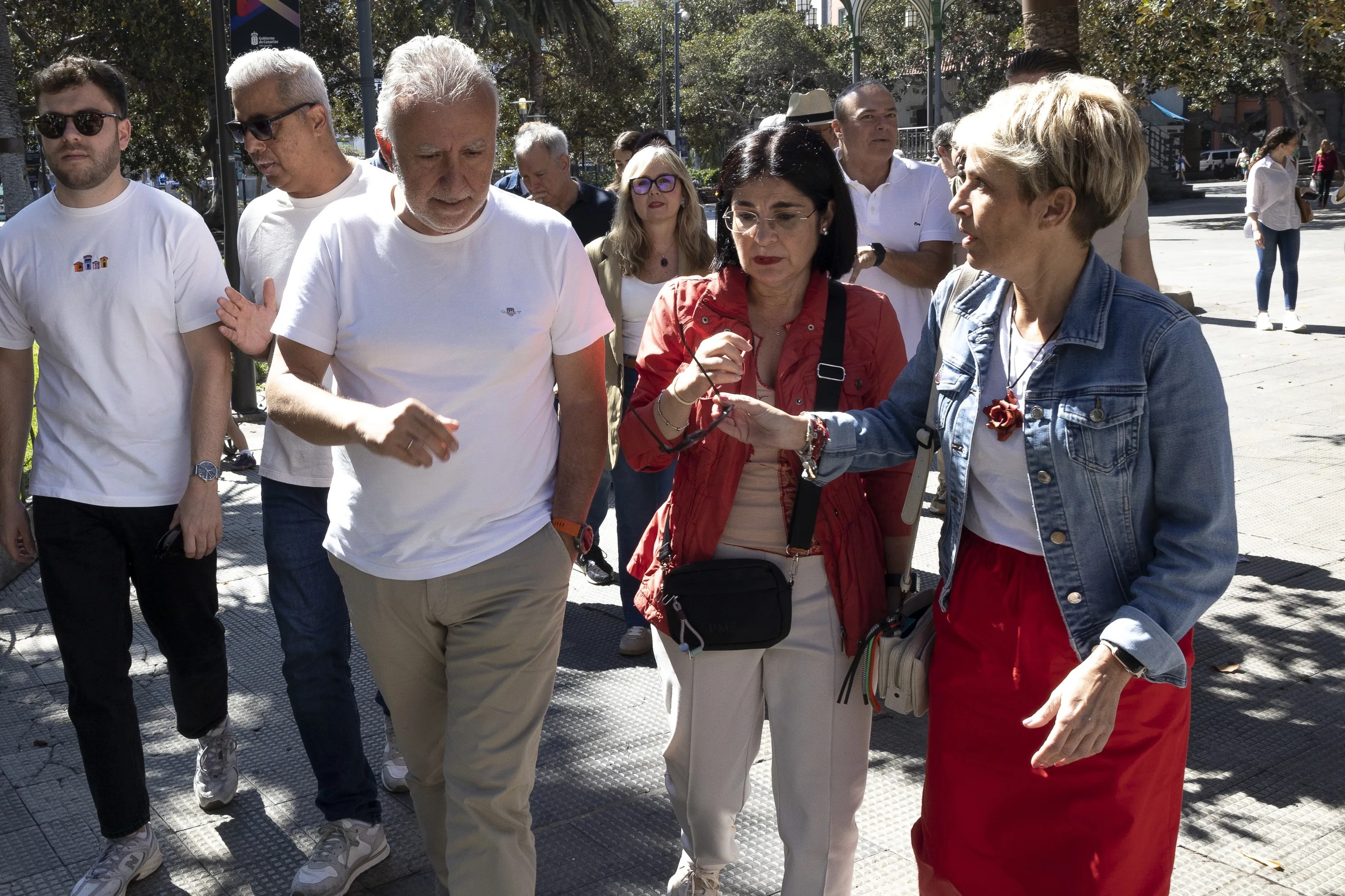 El ministro de Política Territorial, Ángel Víctor Torres (i); la alcaldesa de la ciudad, Carolina Darias (c); y la diputada socialista, Elena Máñez (d) participan en la marcha del Primero de Mayo en Las Palmas de Gran Canaria. EFE/ Quique Curbelo
