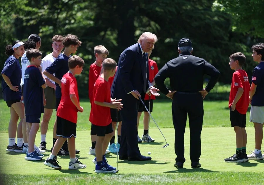 Trump bromea con que hace mucho ejercicio: "Un minuto al día"