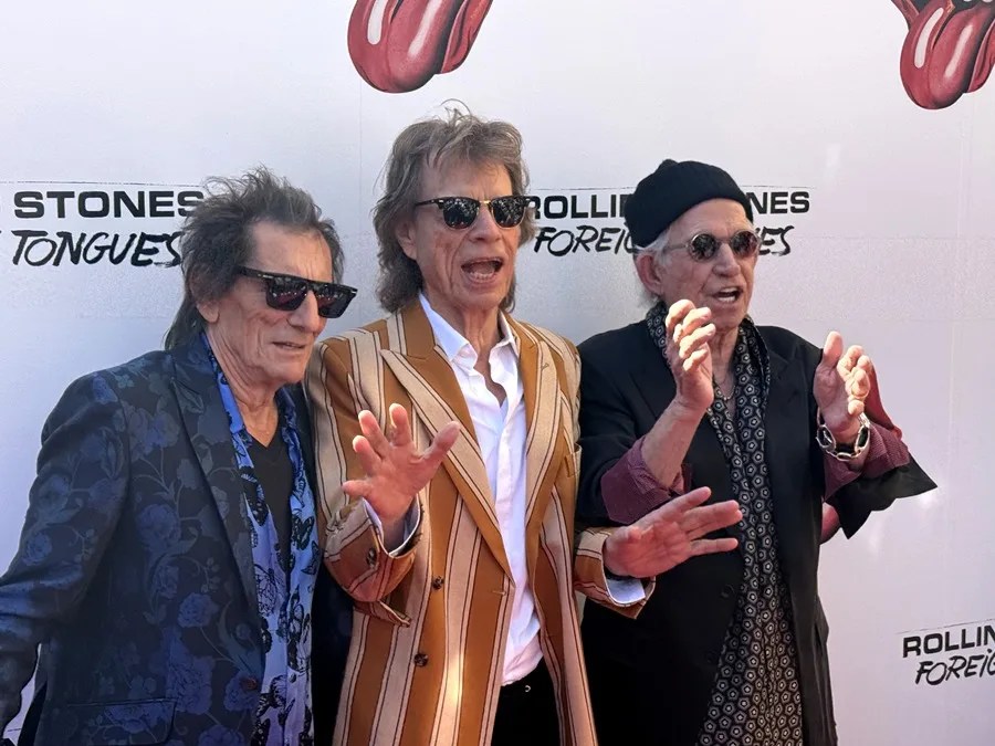 Los integrantes de la mítica banda de rock inglesa The Rolling Stones, Ronnie Wood (i), Mick Jagger (c) y Keith Richards (d), posan para los fotógrafos durante la presentación de su nuevo disco, 'Foreign Tongues' en Nueva York (EE.UU.). EFE/Jesús Centeno