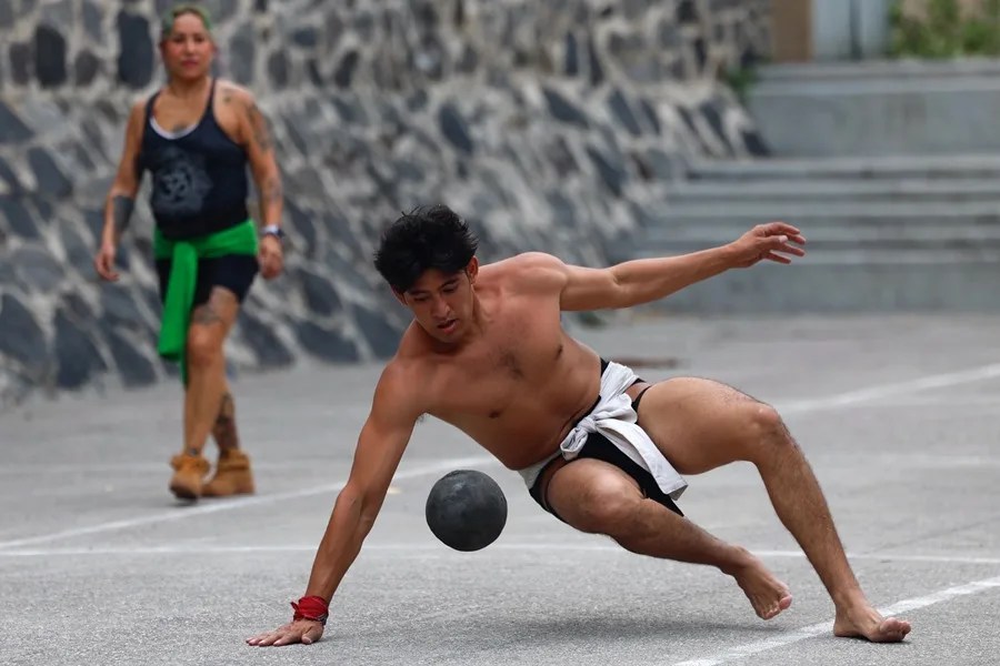 Ulama, el ancestral juego de pelota de México que aprovecha el impulso del Mundial