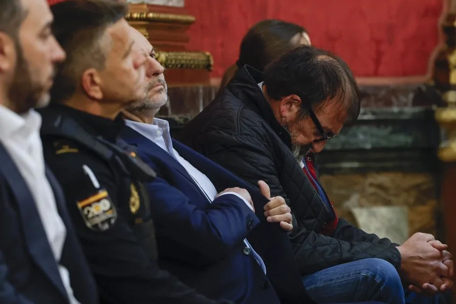 El exministro José Luis Ábalos (c) y su exasesor Koldo García (d) en el banquillo de los acusados en el primer día del juicio contra ellos y el empresario Víctor de Aldama (i).