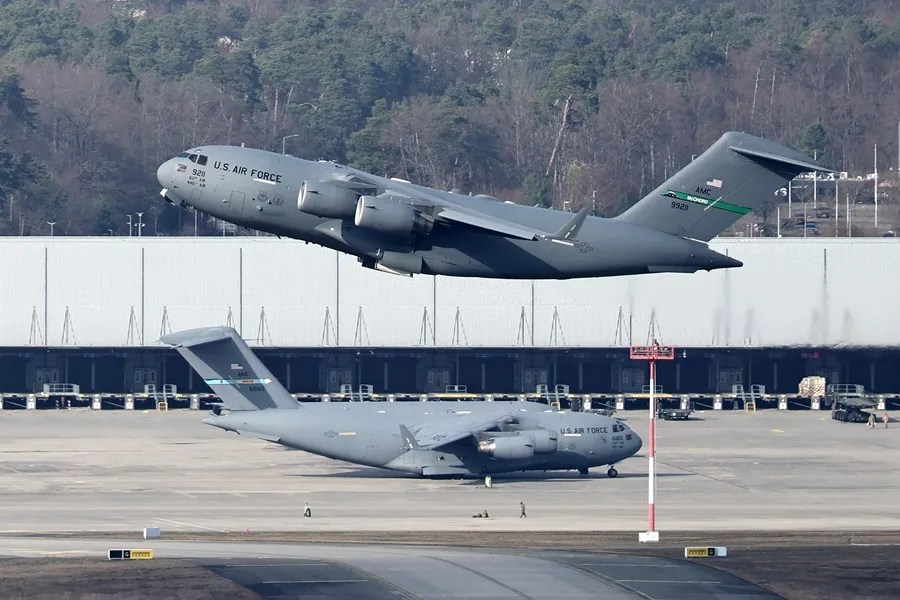 Un avión de la Fuerza Aérea de los Estados Unidos despega de la base aérea de Ramstein, cerca de Landstuhl, Alemania