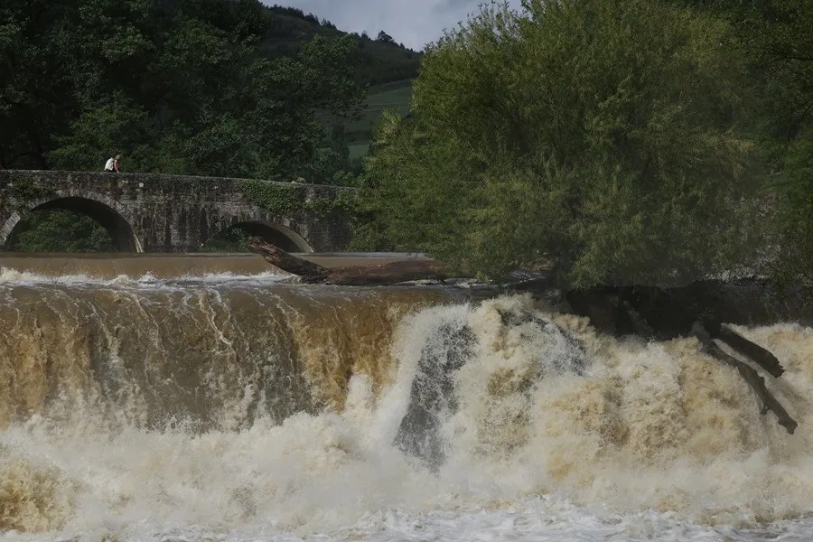 Aspecto que presenta el rio Ultzama a su paso por Villava, en la Trinidad de Arre, tras las intensas lluvias de estos últimos días.