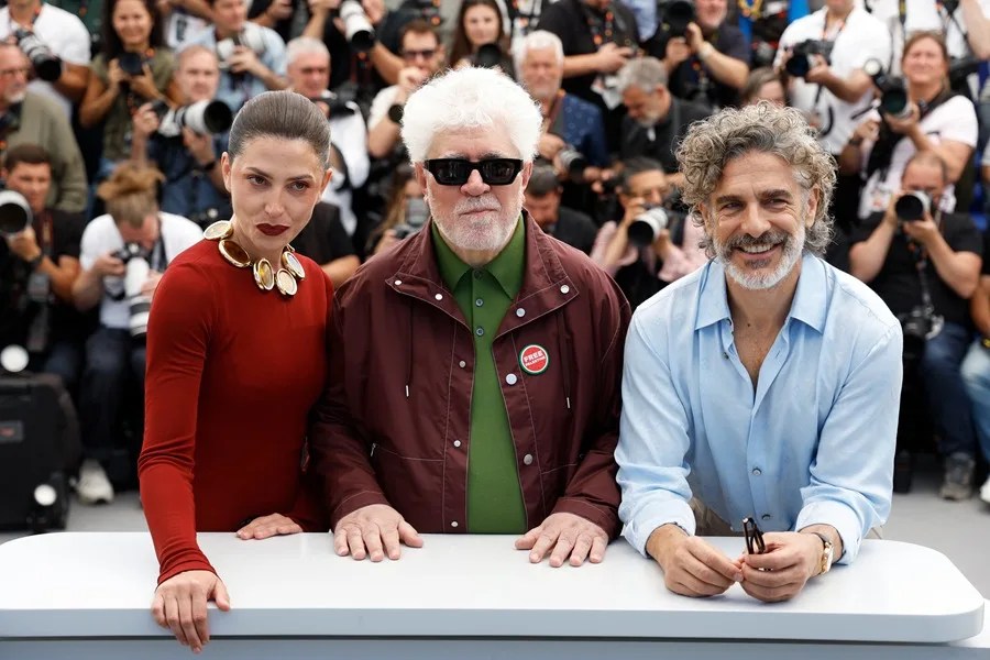(De izquierda a derecha) Barbara Lennie, el director Pedro Almodóvar y Leonardo Sbaraglia