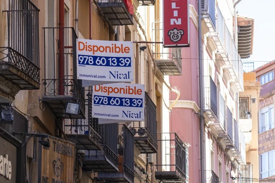 Carteles que anuncian viviendas disponibles