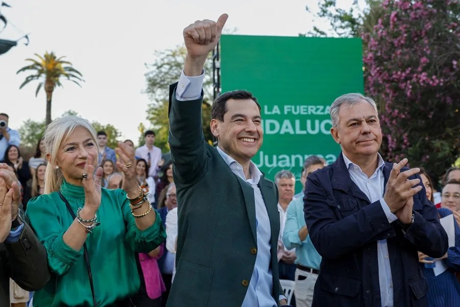 El candidato del PP a la reelección a la presidencia de la Junta de Andalucía Juanma Moreno (c)