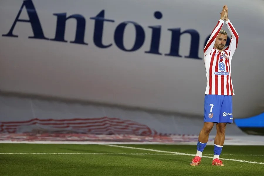 El delantero del Atlético Antoine Griezmann durante el homenaje que ha recibido en el estadio Metropolitano.