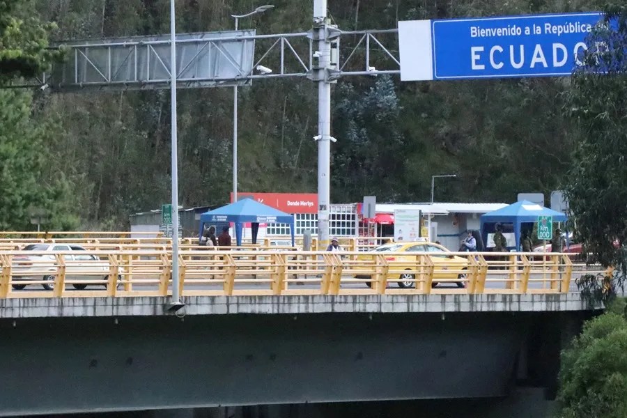 Vehículos transitan por el puente internacional de Rumichaca, fronterizo entre Colombia y Ecuador