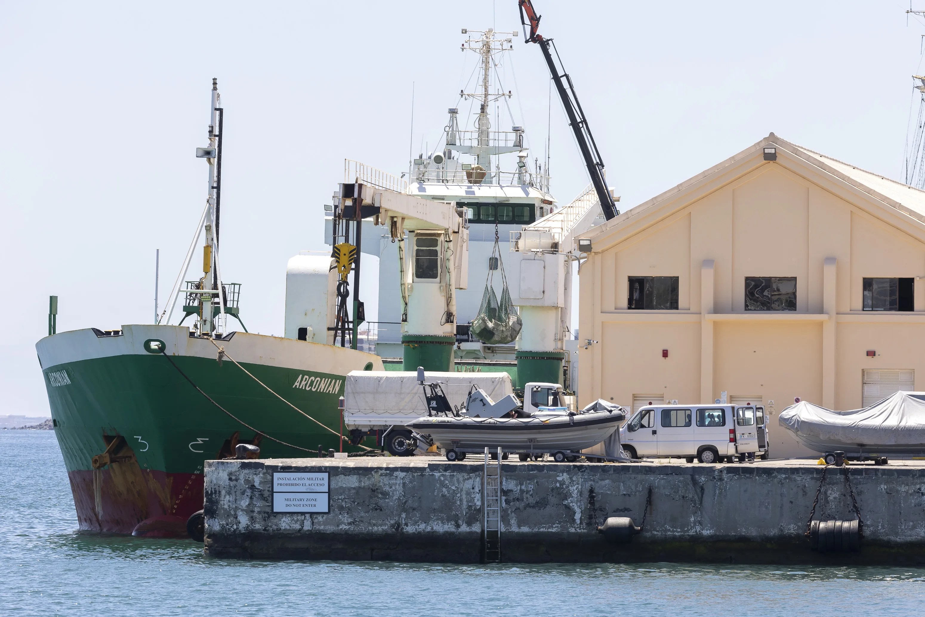 Descarga de la droga que transportaba el carguero Arconian en la Base de la Armada en Las Palmas de Gran Canaria. EFE/Quique Curbelo