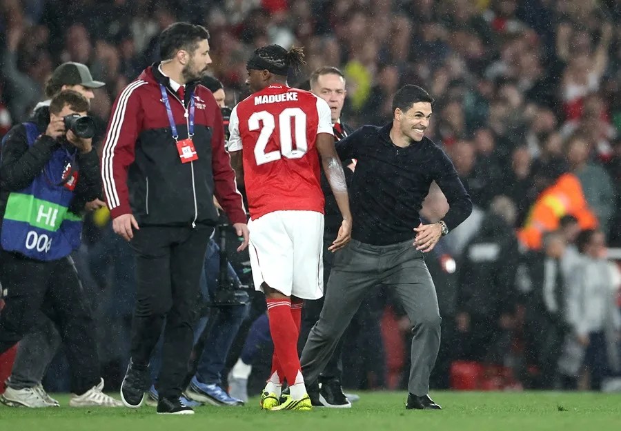 Mikel Arteta (d), tras ganar al Atlético de Madrid en Champions.