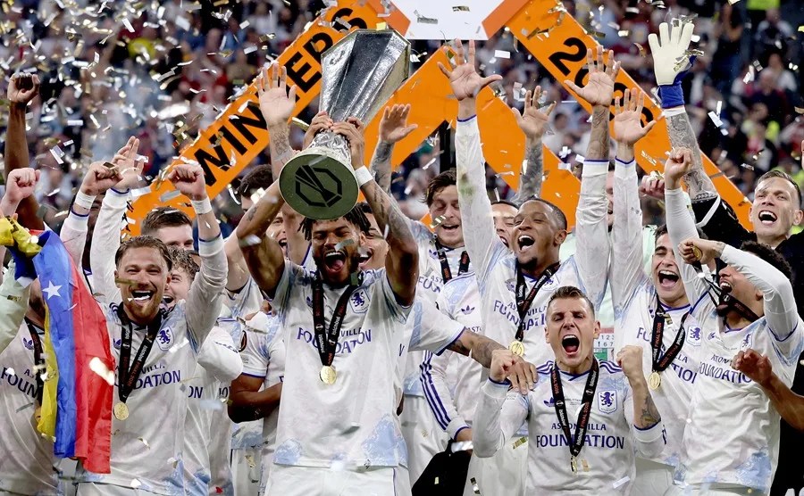 El defensa del Aston Villa, Tyrone Mings, levanta el trofeo mientras el equipo celebra la victoria en la final de la UEFA Europa League