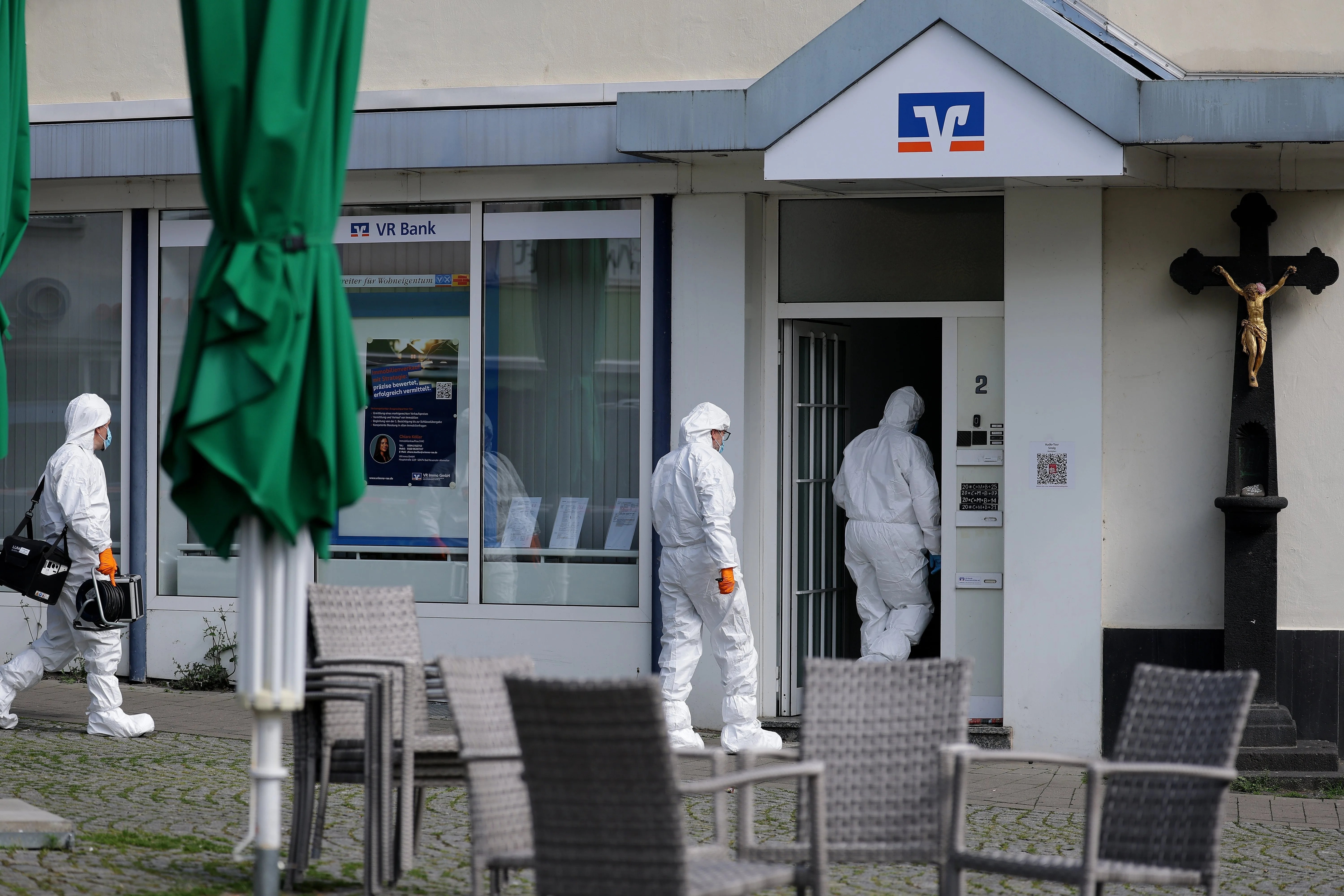 Investigadores forenses de la policía trabajan en el lugar de los hechos, en una sucursal del Volksbank, tras una presunta toma de rehenes en Sinzig, Alemania.