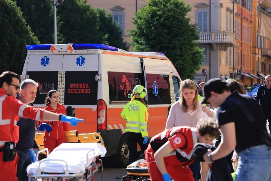 Personal de emergencias en la zona donde se produjo el atropello múltiple en Módena (Italia).