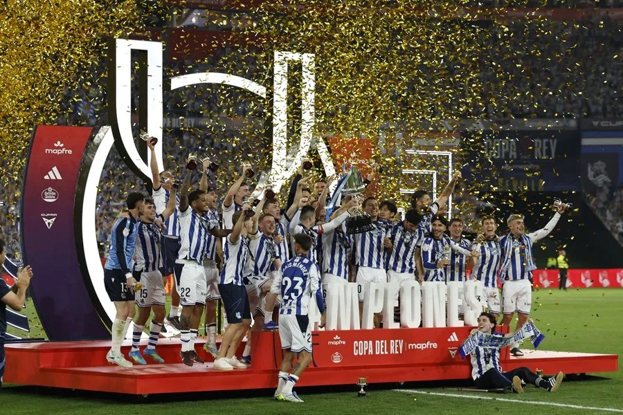 Los jugadores de la Real Sociedad celebran con el trofeo la victoria tras la final de la Copa del Rey