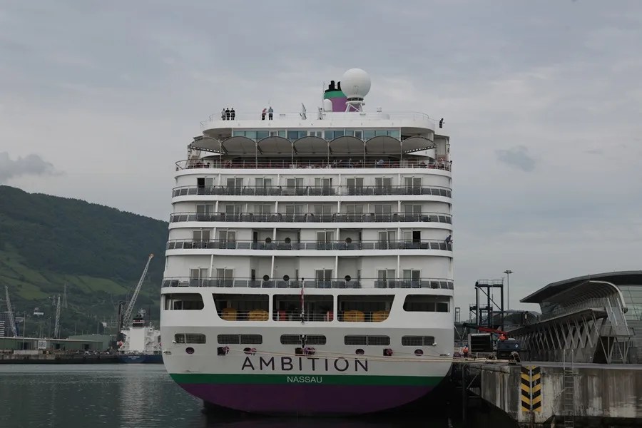 El crucero Ambition, en la imagen, afectado por un brote de gastroenteritis causada por un norovirus, ha atracado a primera hora de este lunes en la terminal de cruceros de Getxo (Bizkaia)