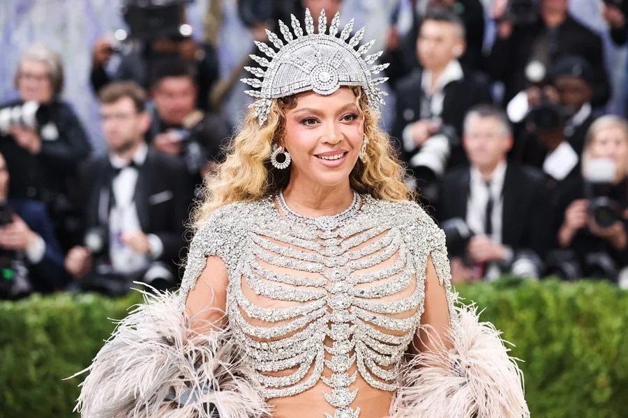 La artista estadounidense Beyoncé posa en la alfombra roja de la Gala Met 2026