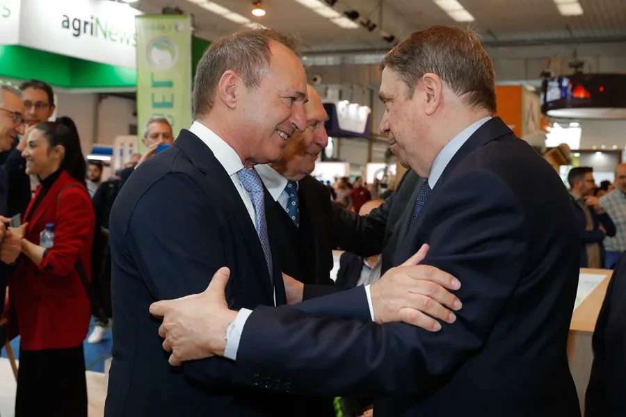 El ministro de Agricultura, Luis Planas (d), junto a Ramón Alsina.