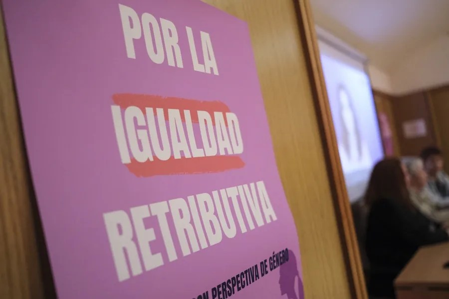 Un cartel aludiendo a la brecha salarial entre hombres y mujeres.