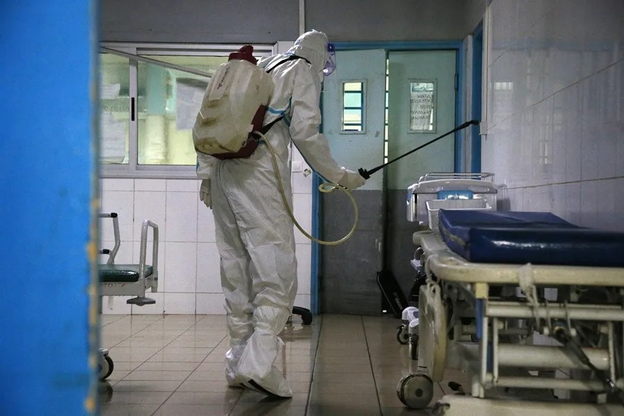 Personal especializado desinfecta un hospital de República Democrática del Congo.