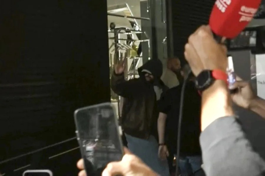 Captura de video del momento en el que el cantante puertorriqueño Bad Bunny desató la locura tras dejarse ver entrando a su hotel en el centro de Barcelona.