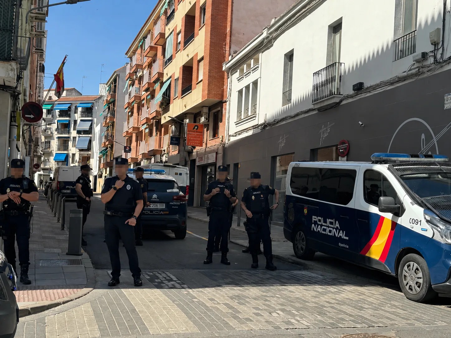 Villanueva de la Serena (Badajoz),.- Despliegue policial por la declaración judicial de los seis detenidos por la muerte del cantaor Marías de Paula, este viernes en VIllanueva de la Serena (Badajoz). EFE/Samuel Sánchez.