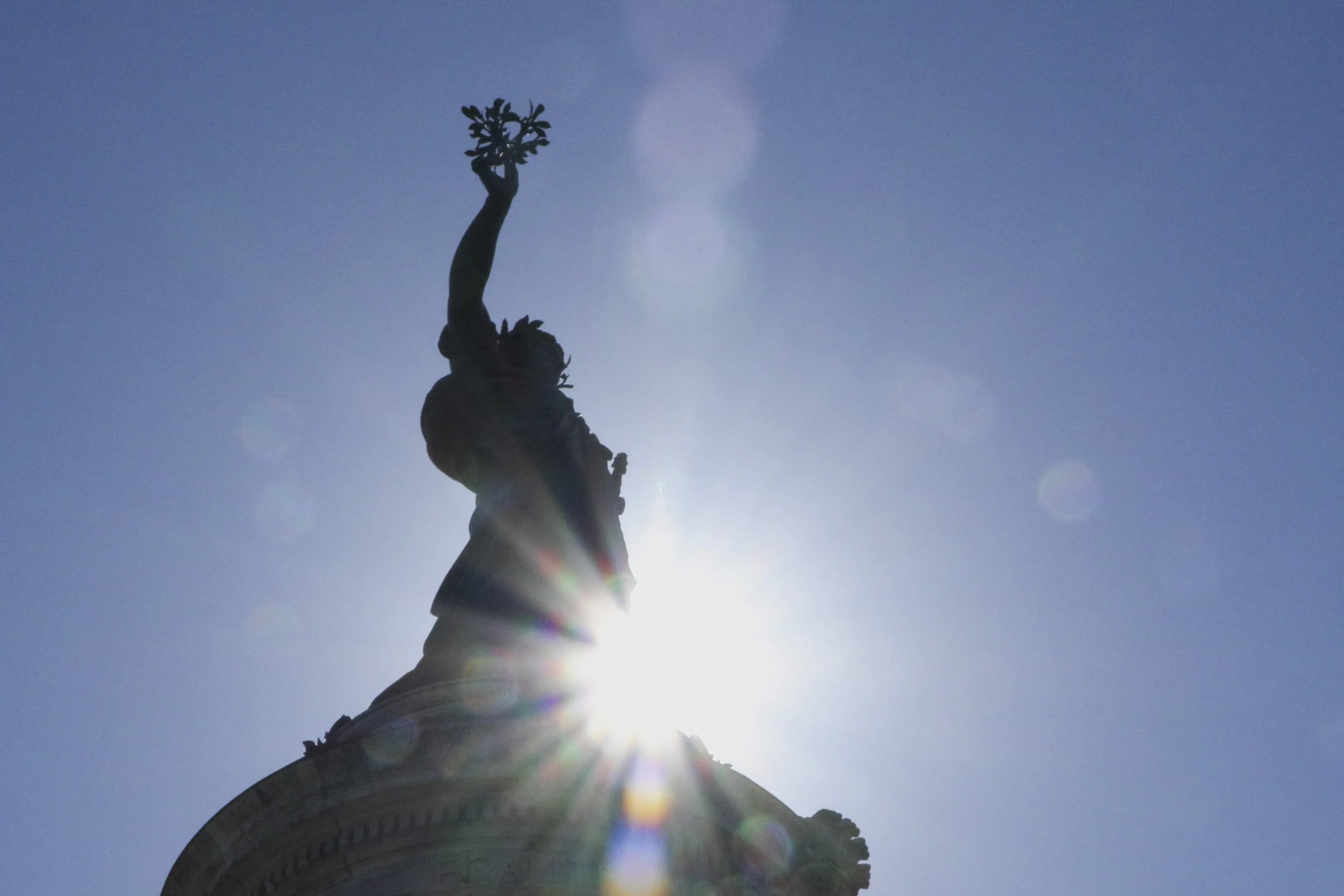 El sol luce este miércoles en París. Francia registró ayer un nuevo récord histórico de calor para un mes de mayo, por segundo día consecutivo, en medio de una ola de calor inusual para estas fechas.