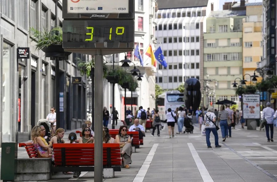 Vista de un termómetro que marca 31 grados este jueves, en Oviedo.