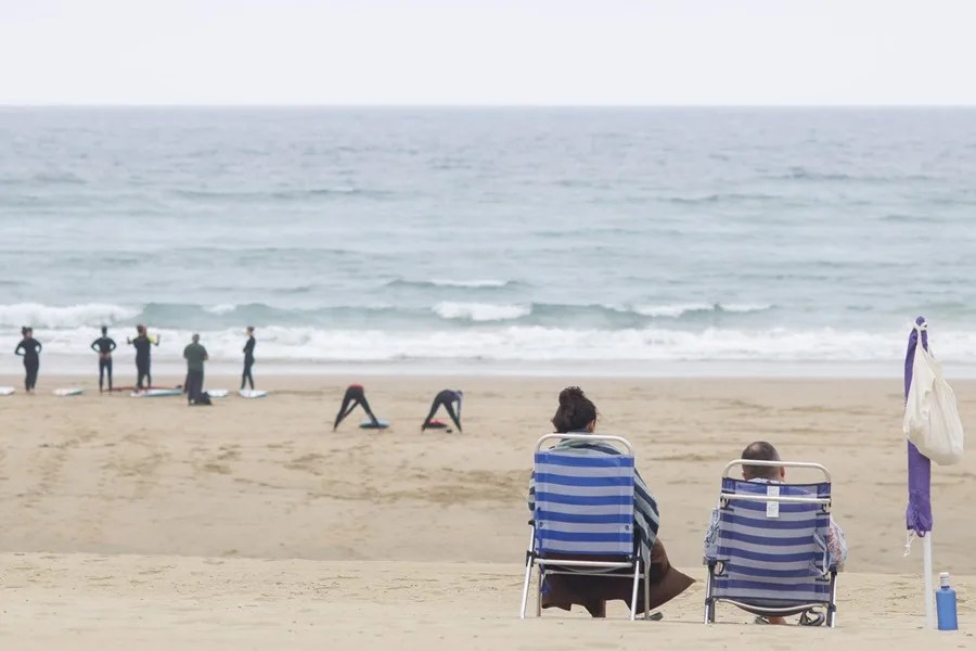 Surfistas y bañistas en la playa de la Zurriola de San Sebastián.