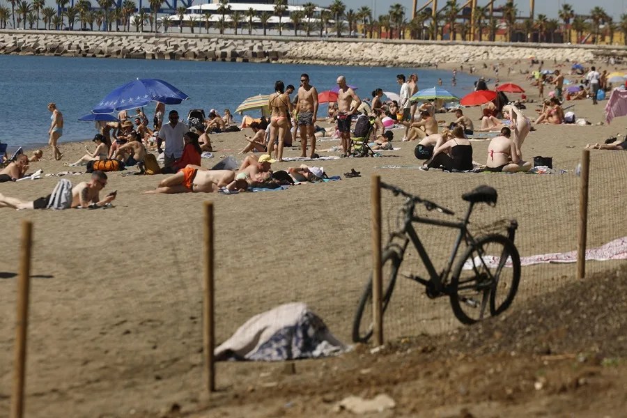Varios bañistas disfrutan en la playa de La Malagueta en Málaga, este miércoles.