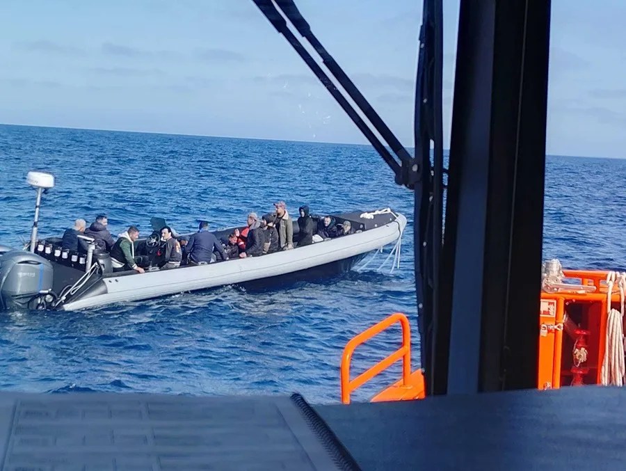 Salvamento Marítimo ha rescatado a 30 varones de origen magrebí que navegaban a bordo de una embarcación neumática