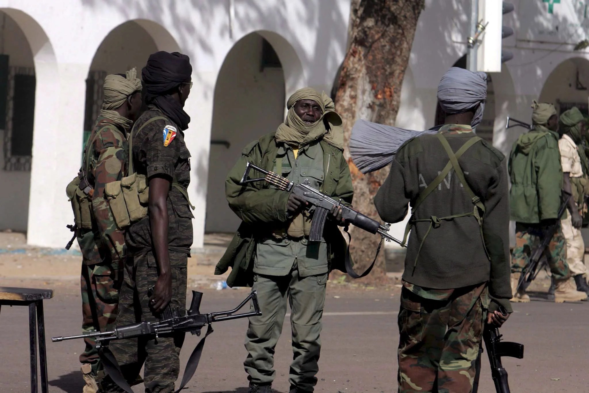 Soldados chadianos son fotografiados junto a un punto de control en una calle de Ndjamena, Chad, en una imagen de archivo.