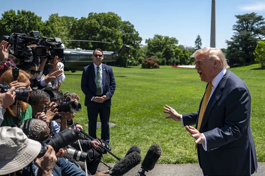 El presidente estadounidense Donald Trump habla con la prensa antes de partir de la Casa Blanca rumbo a China