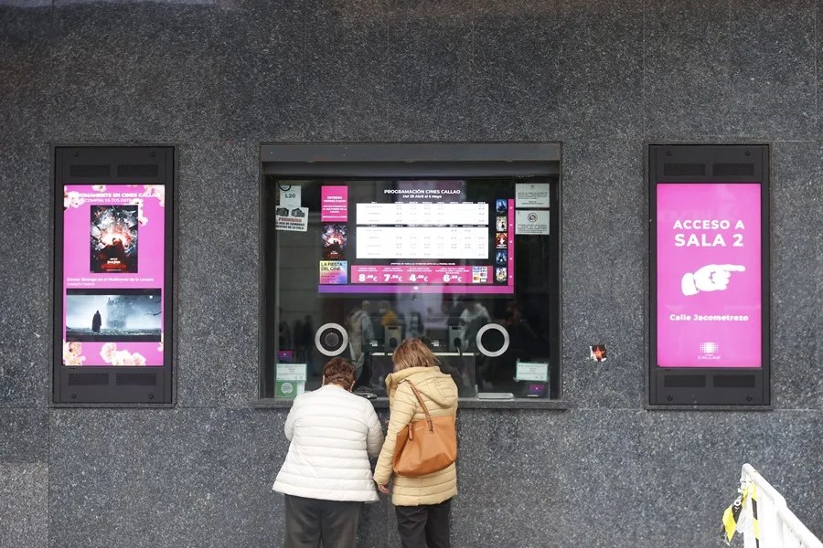 Espectadoras compran sus entradas en la taquilla de un cine en Madrid.