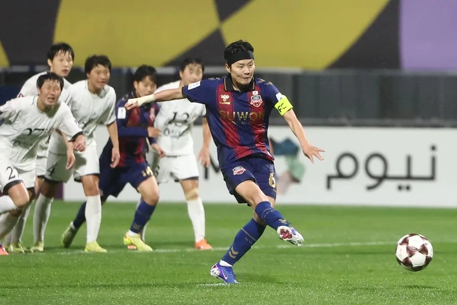 Ji So-yun, del Suwon FC Femenino, ejecuta un penalti pero falla durante el partido de semifinales de la Liga de Campeones Femenina de la AFC 2026 entre el Naegohyang Women's FC y el Suwon FC Femenino